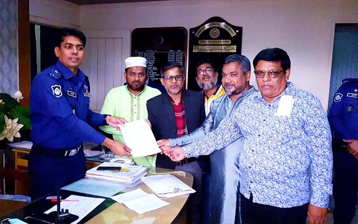 নির্মাণ সামগ্রীর মূল্য বৃদ্ধির প্রতিবাদে পাবনায় মানববন্ধন ও স্মারকলিপি প্রদান